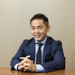 インタビュー001　アズパートナーズ様EGAO linkで業務改革
