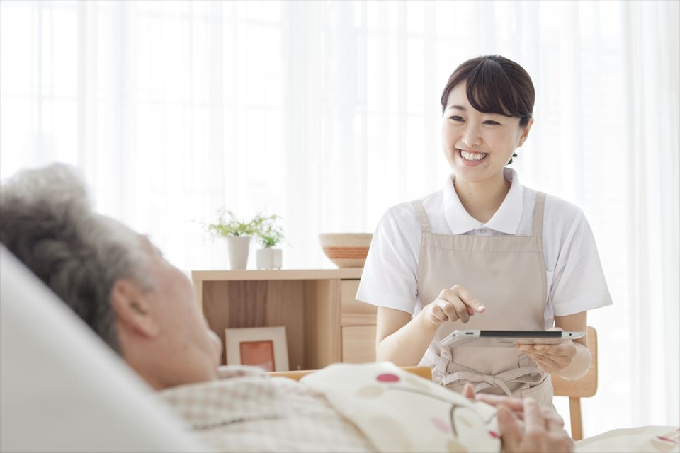 介護現場の人材不足が深刻?現場のIT化で効率化と人材確保を同時に実現