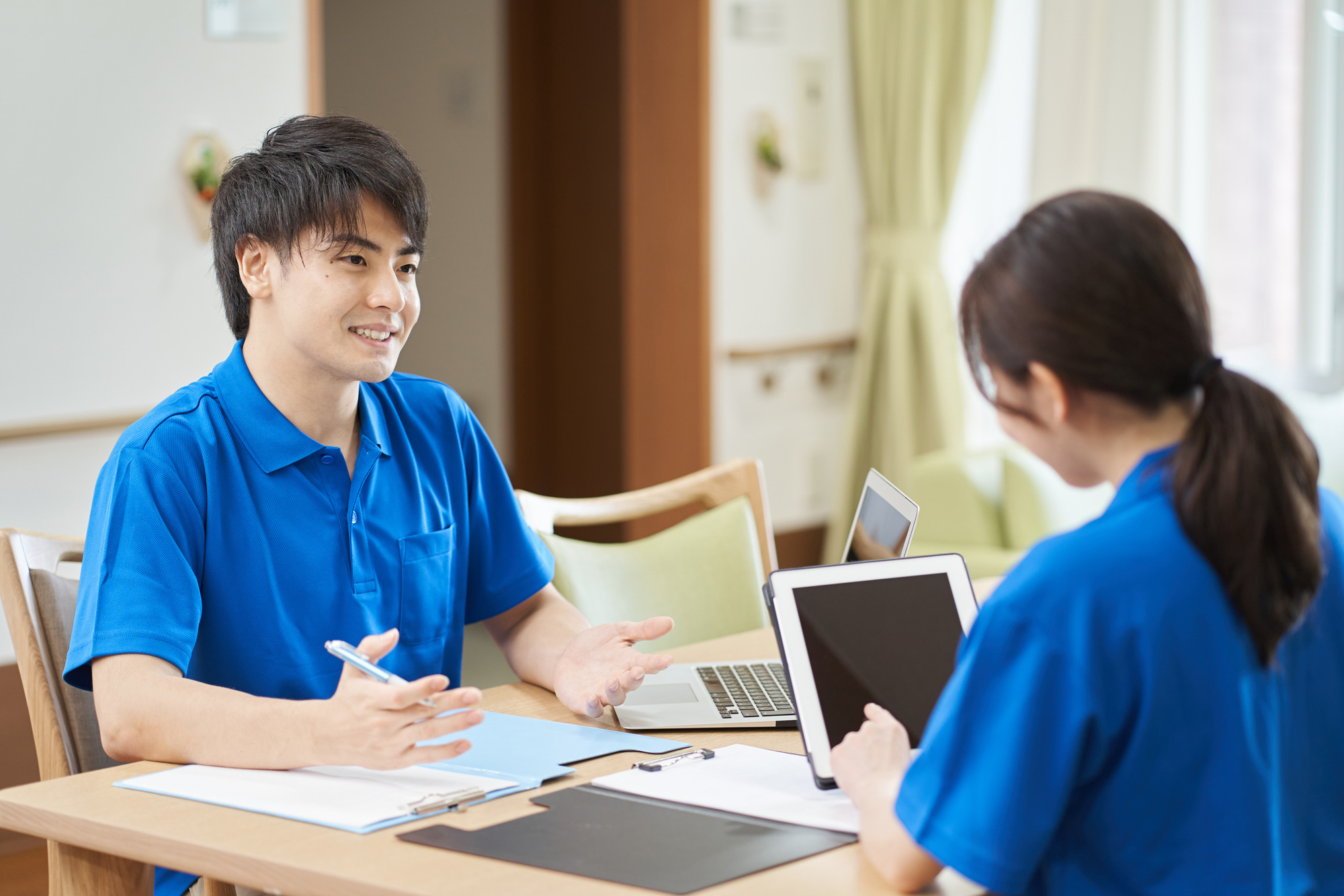 介護職の新人教育の場にこそ活用したいICT