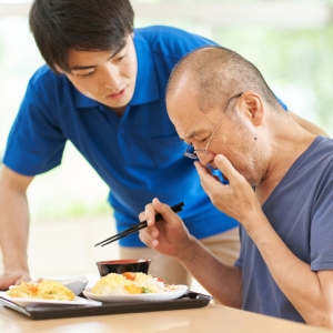 窒息や誤嚥性肺炎につながる誤嚥を防いで、介護事故を減らそう