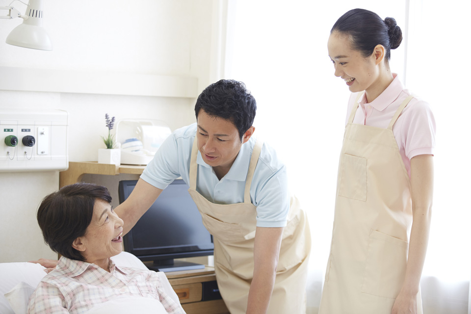 管理職が現場に入ると介護スタッフの不満軽減とケアの質の向上につながる