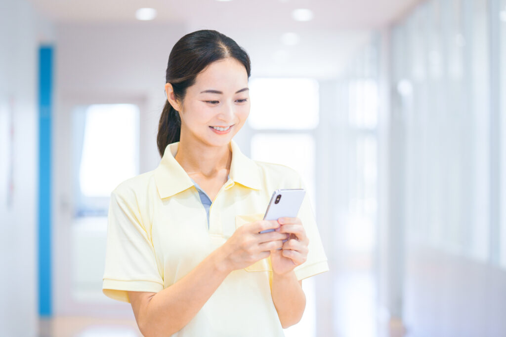 介護業務効率化と入居者のQOL向上を叶える。業務集約をスマホで実現!介護DXで押さえるべきポイント