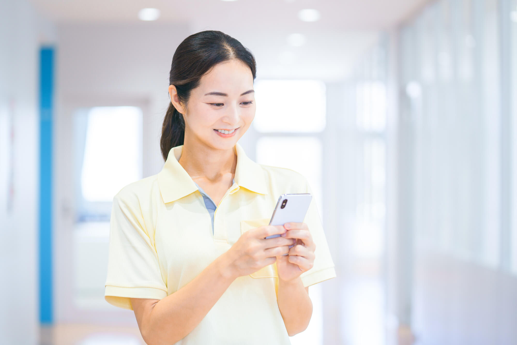 介護業務効率化と入居者のQOL向上を叶える。業務集約をスマホで実現！介護DXで押さえるべきポイント