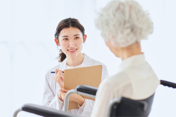 麻痺や握力低下、認知症によってナースコールのボタンを押すことができない利用者は、どの介護施設にも一定数います。